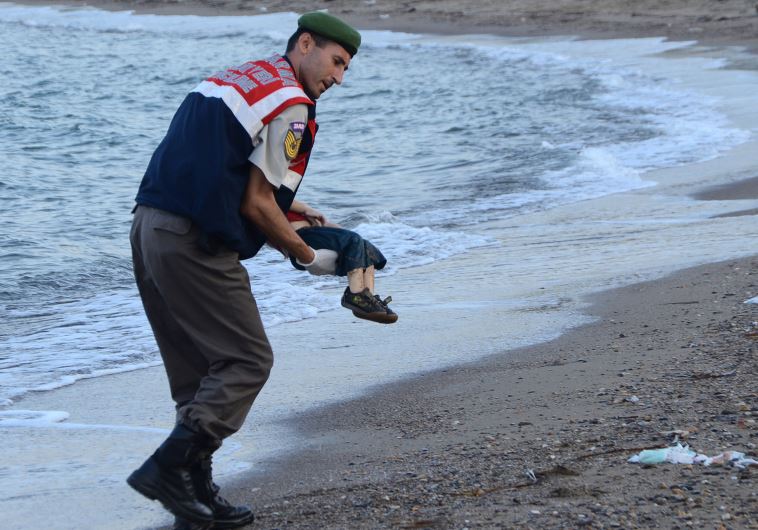 תצלום שהפך לסמל בין לאומי. צילום: AFP