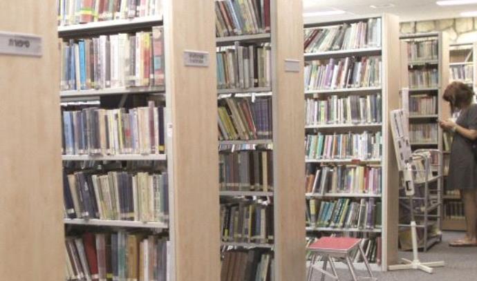 decades-late-a-borrowed-book-was-returned-to-the-library-with-an