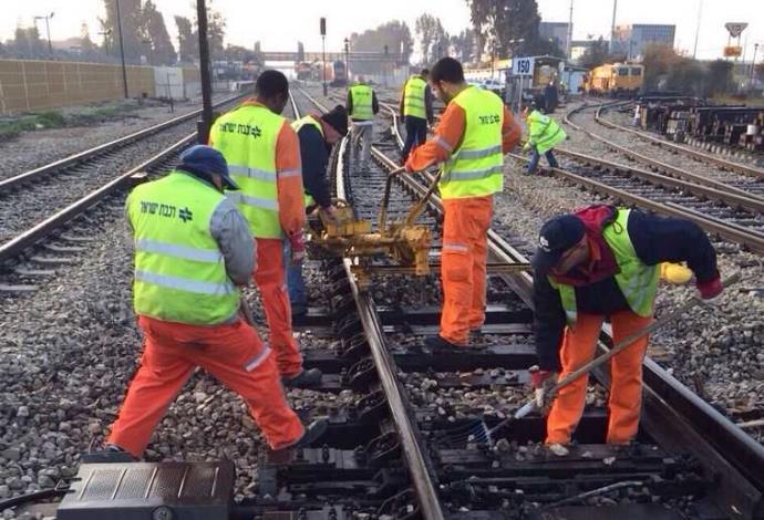 עובדי הרכבת בפעולה (צילום:  דוברות רכבת ישראל)