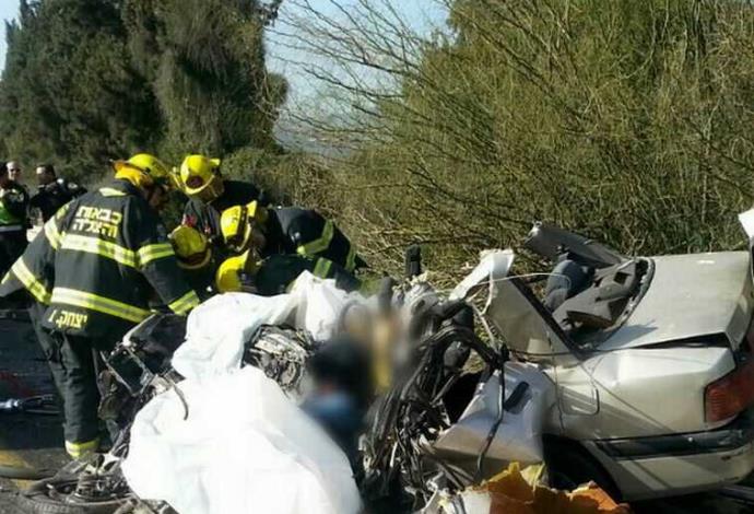 הרכב הפרטי בתאונת הדרכים סמוך למגידו (צילום:  דוברות מד"א)