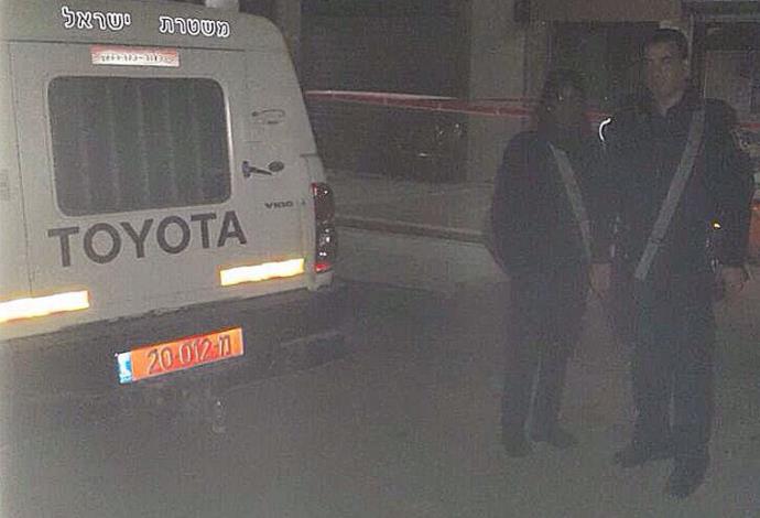 שוטרים בזירת הרצח בתל שבע, אמש  (צילום:  חטיבת דובר המשטרה)
