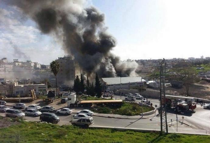 שריפה בחנות לחומרי בניין, מזרח ירושלים (צילום:  עיסא אטוויל)