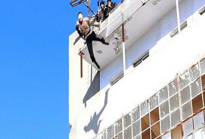 דאעש זורקים הומוסקסואל מהגג (צילום:  דיילי מייל)
