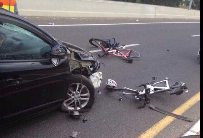 רכב שפגע במספר רוכבי אופנייים בצומת ראם  (צילום:  חטיבת דובר המשטרה)