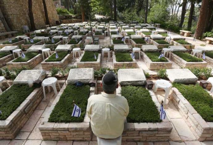 החלקה הצבאית בהר הרצל (צילום:  מרק ישראל סלם)