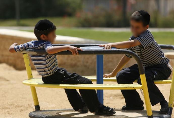 ילדים משחקים בגן שעשועים  (צילום:  נתי שוחט, פלאש 90)