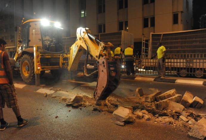 עבודות בגשר מעריב לאחר חסימתו (צילום:  אבשלום ששוני)