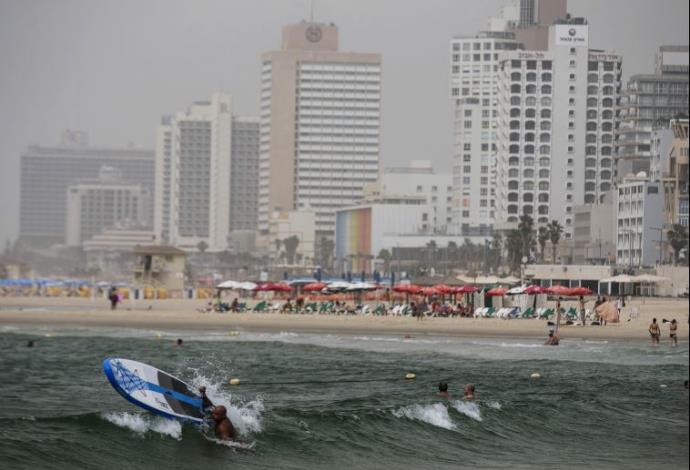 חוף הים בזמן האובך בתל אביב (צילום:  רויטרס)