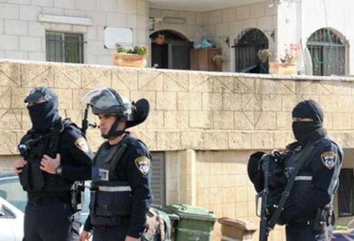 כוחות הביטחון בביתו של החשוד בפיגוע בתל אביב, בעארה (צילום:  אתר פאנט)