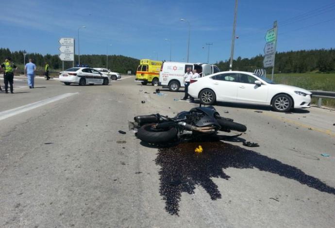 תאונת אופנוע בכביש 375 (צילום:  דוברות מד"א)