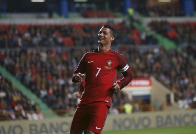 כריסטיאנו רונאלדו במדי נבחרת פורטוגל (צילום:  רויטרס)