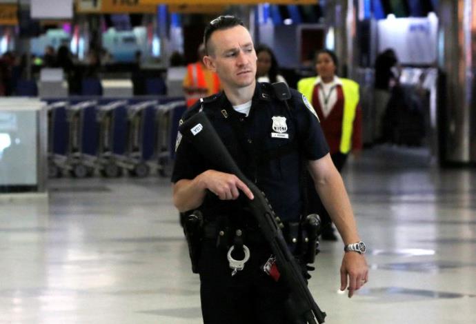 שוטר בנמל התעופה לה גווארדיה בניו יורק. ארכיון (צילום:  רויטרס)