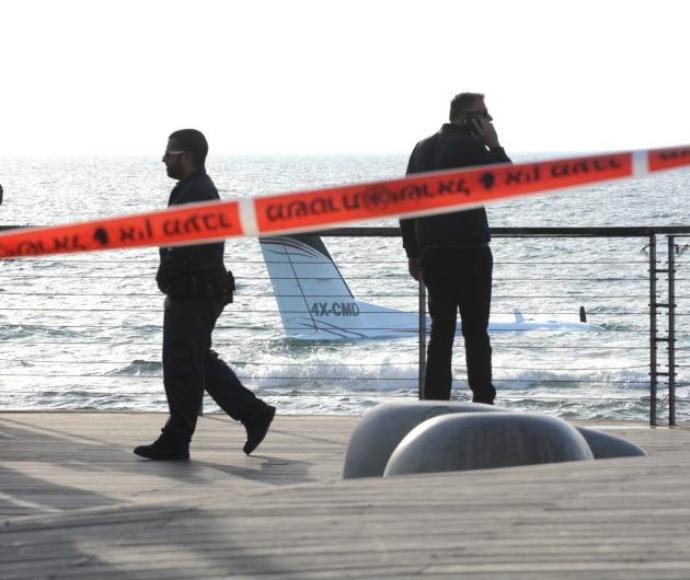 מטוס קל ביצע נחיתת חירום מול חופי ת"א, שני טייסים נפצעו קל ...
