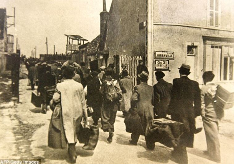 מגורשים יהודים מגיעים למחנה המעבר באורלי, שם הושמו תחת השגחתם של שוטרים צרפתים לקראת גירושם למחנות ריכוז. צולם בין 1941 ל-1944. צילום מסך