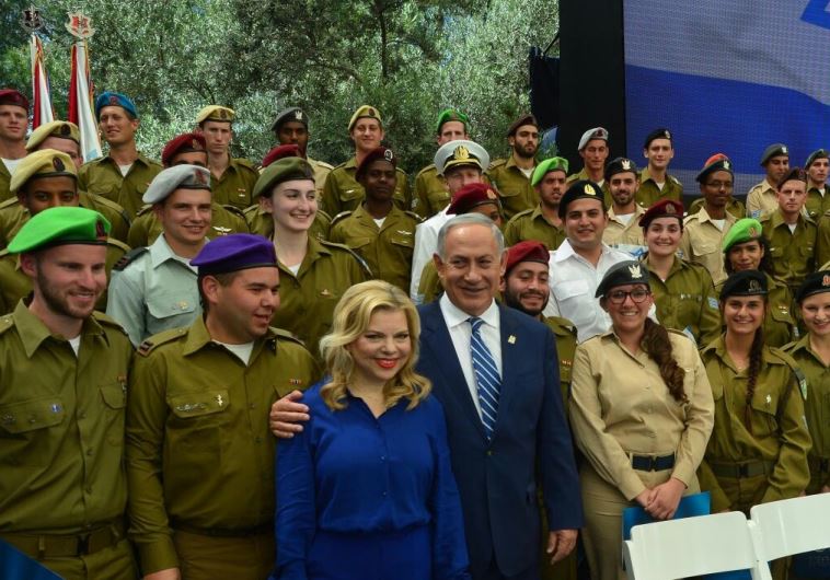 בני הזוג נתניהו עם החיילים המצטיינים בתום הטקס. צילום: קובי גדעון, לע"מ